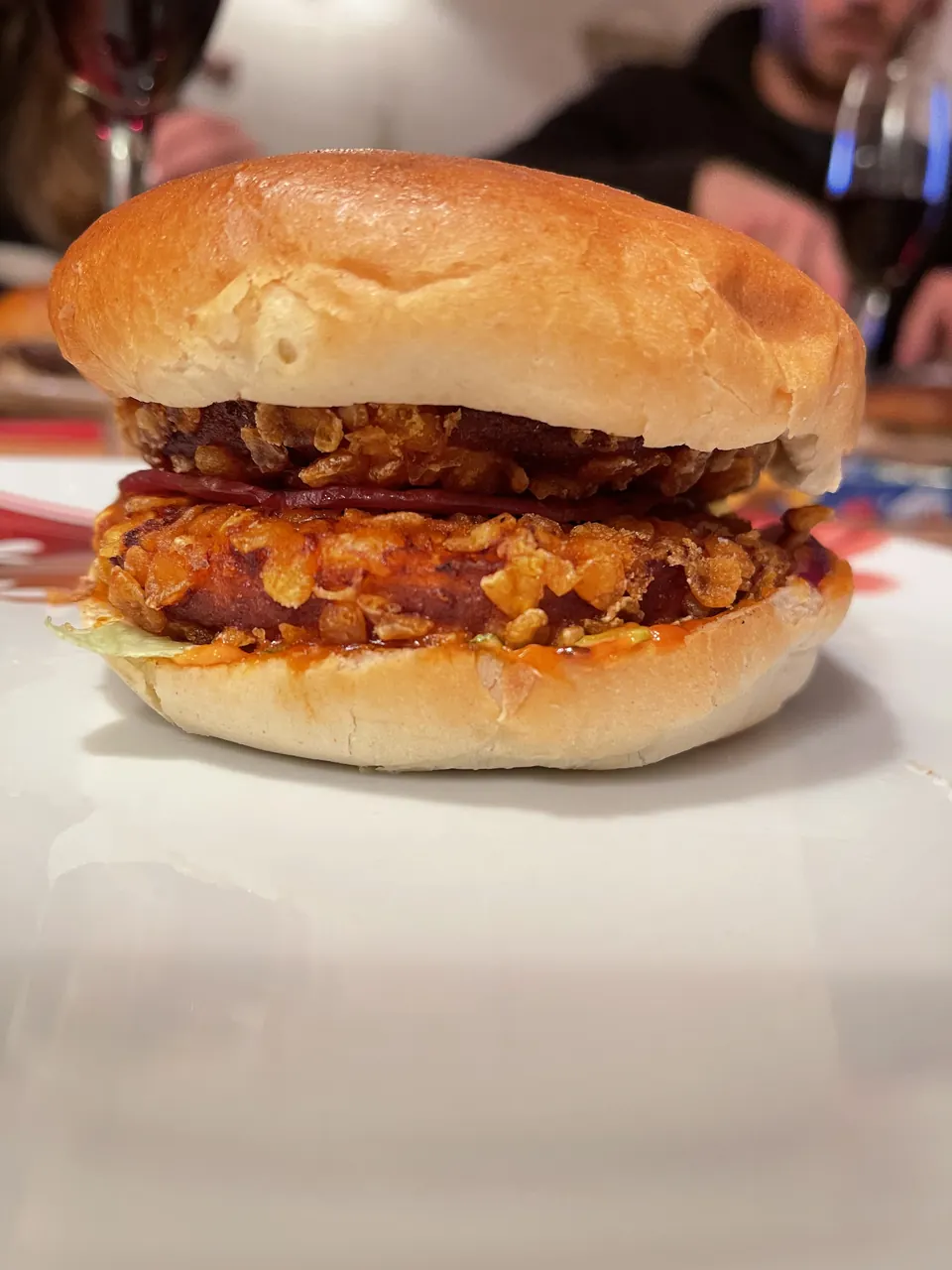Burger servi sur une assiette dans un restaurant