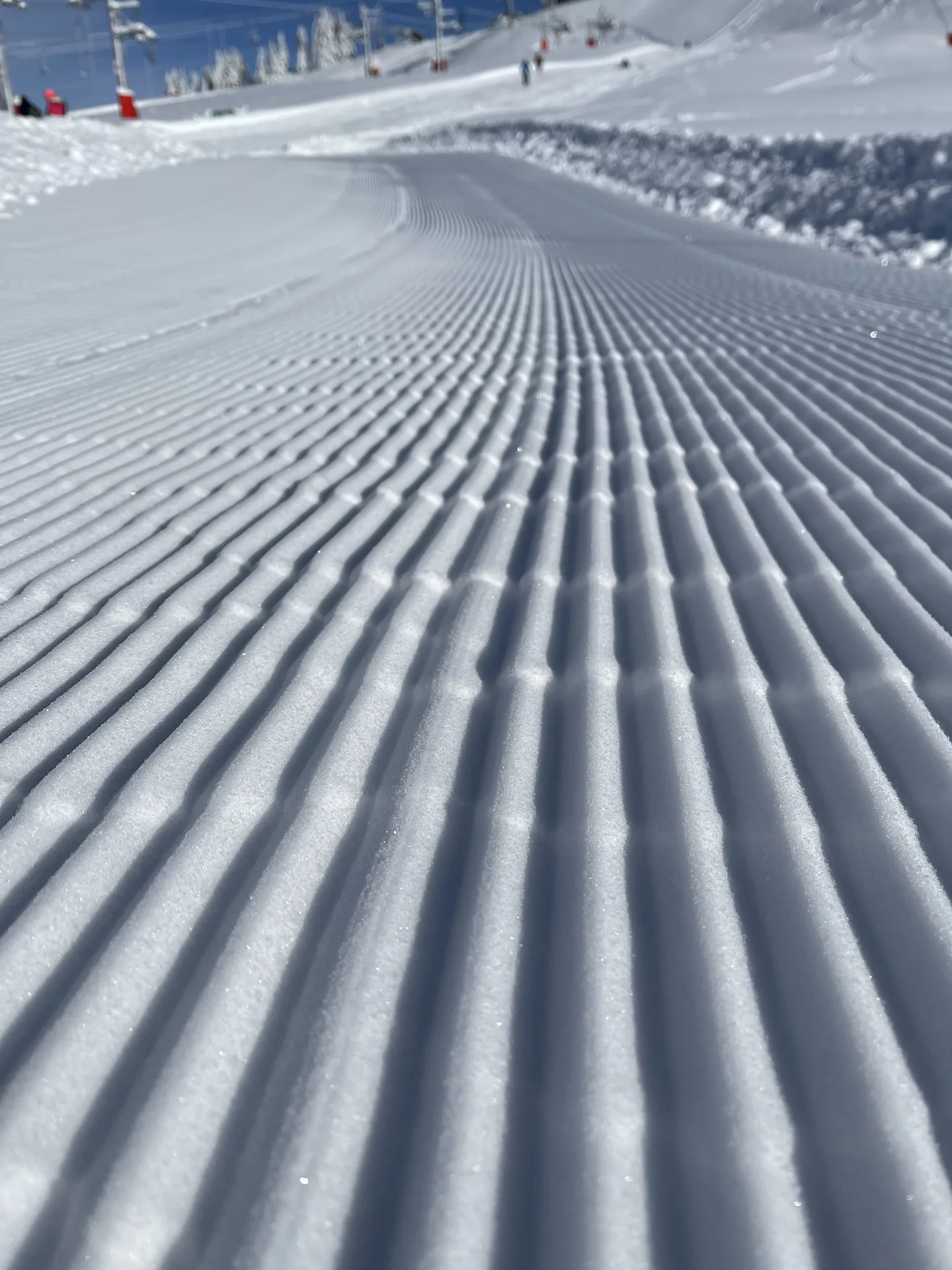 Neige fraîchement damée sur une piste de ski
